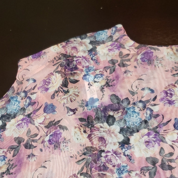 🌼New boutique floral sheer top - Picture 6 of 9